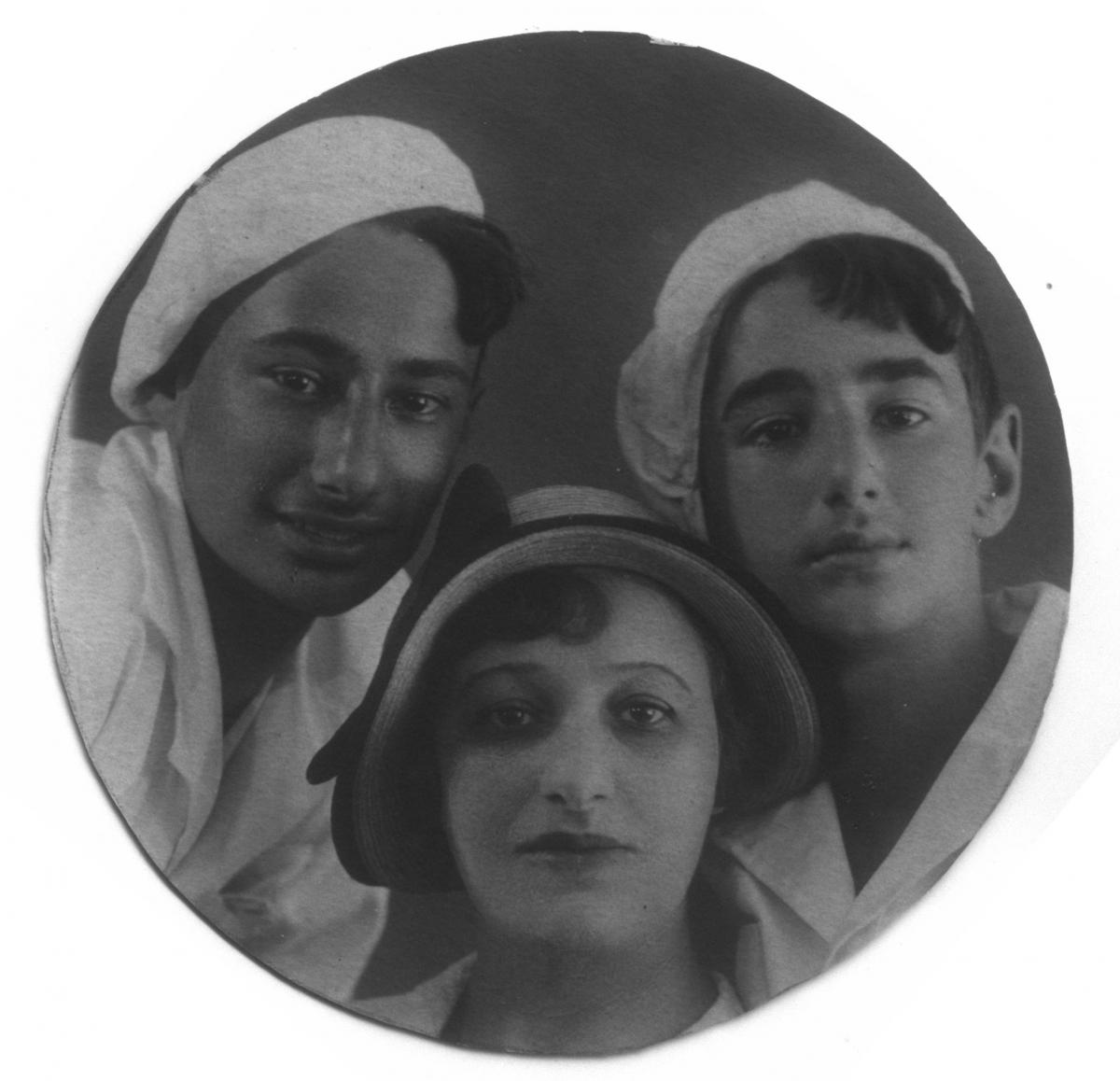 זלגלר (מימין) עם אמו ואחיו לב, שנהרג בחזית במלחמת העולם השנייה